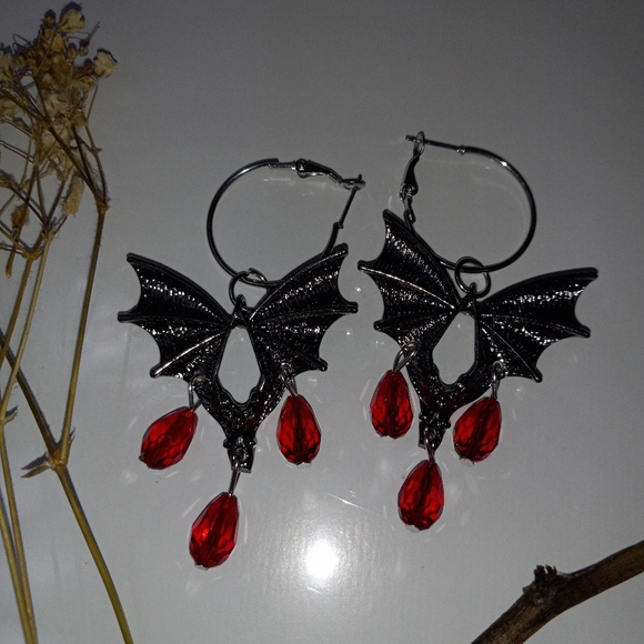 Red bat drop earrings - Picture 8 of 12